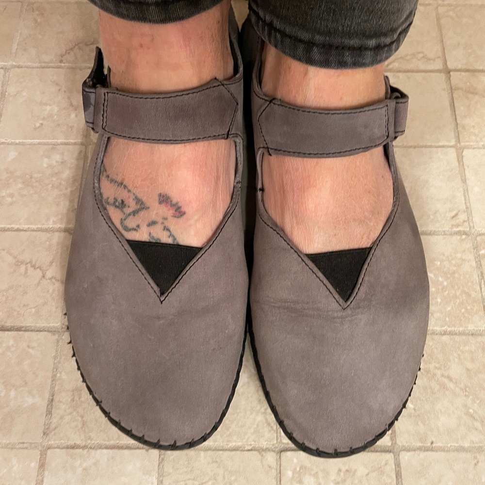 BORN SZ 9 women’s low heal gray soft leather flats